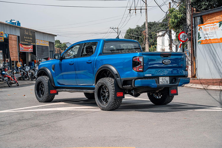 Còn nếu là Ford Ranger XLS sẽ tốn thêm 12 đến 15 triệu đồng cho các món đồ trên kèm thêm đèn pha LED và đèn hậu Raptor. Thời gian hoàn thành 1 chiếc xe Ford Ranger thế hệ mới độ bản Ford Ranger Raptor 2023 sẽ mất từ nửa ngày đến 3 ngày thi công, tùy vào độ khéo tay của thợ cũng như chủ nhân có chọn thêm đồ chơi gì hay không.