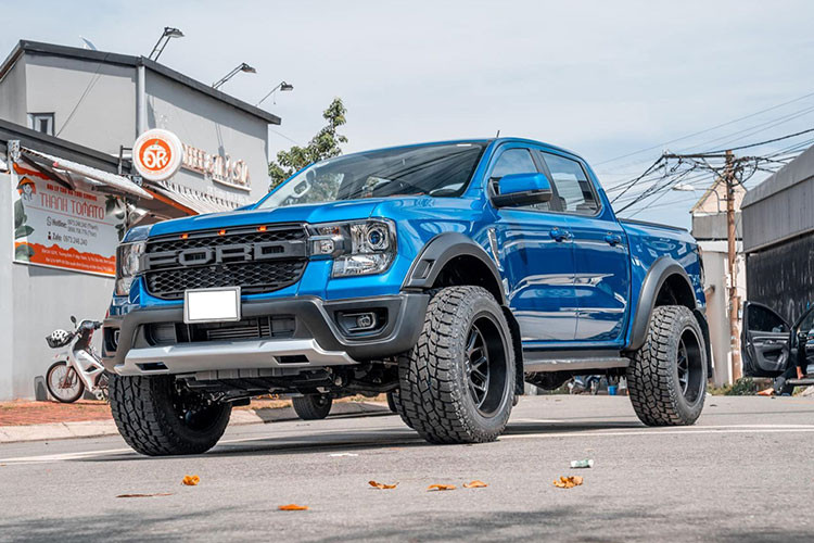 Một số garage xe ở TP HCM cho biết lịch nhận độ xe Ford Ranger thế hệ mới lên bản Ranger Raptor 2023 đã kéo dài đến hết tháng 3/2023 này. Các phụ kiện dành cho Ford Ranger độ theo tìm hiều thì chủ yếu được cung cấp bởi các nhà sản xuất Thái Lan.