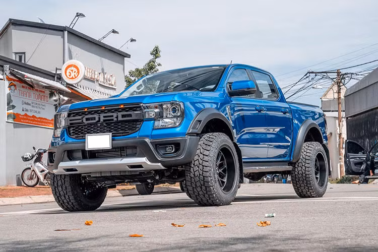Một số garage xe ở TP HCM cho biết lịch nhận độ xe Ford Ranger thế hệ mới lên bản Ranger Raptor 2023 đã kéo dài đến hết tháng 3/2023 này. Các phụ kiện dành cho Ford Ranger độ theo tìm hiều thì chủ yếu được cung cấp bởi các nhà sản xuất Thái Lan.