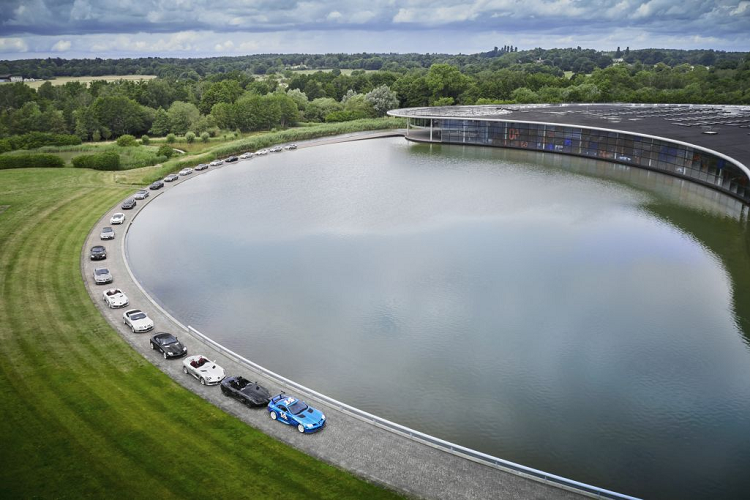 Dự án Mercedes-Benz McLaren lần đầu được công bố trong sự kiện British Grand Prix tại Silverstone vào năm 1999, với lời xác nhận McLaren sẽ hợp tác cùng Mercedes-Benz để đưa mẫu xe ý tưởng Mercedes-Benz SLR Vision – đã được trình làng tại khuôn khổ hội chợ Detroit Auto Show trước đó – trở thành một chiếc xe thương mại vốn được phát triển ban đầu với tên gọi ‘Project 7’.