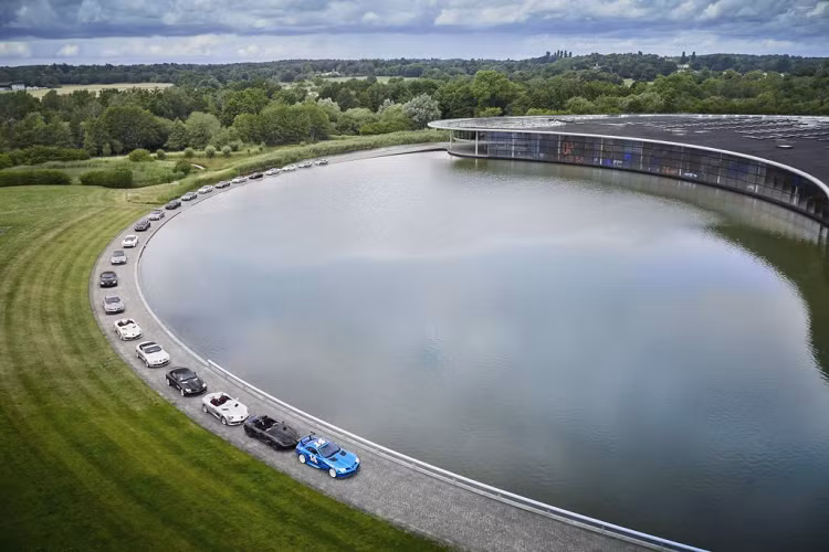 Dự án Mercedes-Benz McLaren lần đầu được công bố trong sự kiện British Grand Prix tại Silverstone vào năm 1999, với lời xác nhận McLaren sẽ hợp tác cùng Mercedes-Benz để đưa mẫu xe ý tưởng Mercedes-Benz SLR Vision – đã được trình làng tại khuôn khổ hội chợ Detroit Auto Show trước đó – trở thành một chiếc xe thương mại vốn được phát triển ban đầu với tên gọi ‘Project 7’.