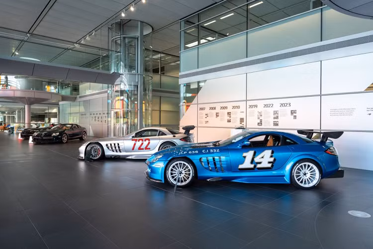 Những chiến thắng đến từ sự kết hợp giữa công nghệ phát triển khung gầm và sợi carbon của McLaren cùng với động cơ của Mercedes – những yếu tố đã được tái hiện và nhân rộng cho những chủ nhân của Mercedes-Benz SLR McLaren.