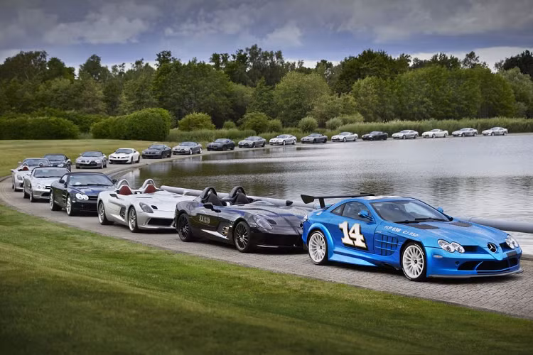 Đi cùng những phát triển cải tiến trong chất liệu sợi carbon là khối động cơ V8 tăng áp 5,5 lít – được phát triển bởi Mercedes-AMG – sản sinh ra 626 mã lực (PS) và đạt mô-men xoắn 780 Nm. Dẫn động cầu sau thông qua hộp số tự động 5 cấp, hiệu suất của chiếc super-GT mang động cơ đặt giữa phía trước vượt trội hơn hẳn những chiếc siêu xe cùng thời, khi có thể tăng tốc từ 0-100 km/h chỉ trong 3,8 giây và đạt tốc độ tối đa là 207 mph (~ 334 km/h).