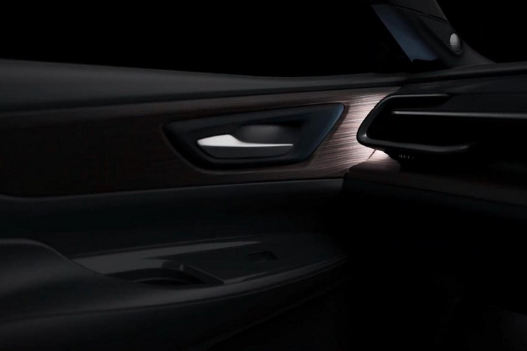 Nếu như khu vực đầu xe đi kèm logo hình vương miện đặc trưng của dòng xe Crown thì phía sau lại gắn logo quen thuộc của hãng Toyota. Tại thị trường Nhật Bản, mẫu sedan cỡ lớn này có 6 tùy chọn màu sơn, bao gồm trắng, đen, bạc, xám, xanh đậm và nâu đồng. Bên trong Toyota Crown Sedan 2024 là không gian nội thất với 2 tùy chọn màu là đen và nâu.