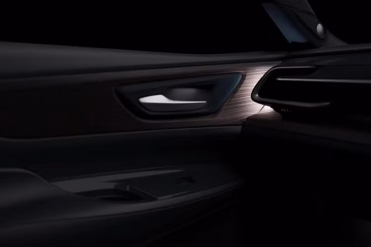 Nếu như khu vực đầu xe đi kèm logo hình vương miện đặc trưng của dòng xe Crown thì phía sau lại gắn logo quen thuộc của hãng Toyota. Tại thị trường Nhật Bản, mẫu sedan cỡ lớn này có 6 tùy chọn màu sơn, bao gồm trắng, đen, bạc, xám, xanh đậm và nâu đồng. Bên trong Toyota Crown Sedan 2024 là không gian nội thất với 2 tùy chọn màu là đen và nâu.