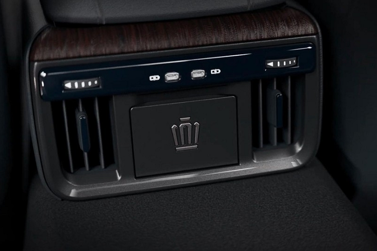 Những trang bị đáng chú ý khác của mẫu xe này gồm có ghế phụ lái chỉnh điện, có thể là 8 hướng, cửa gió điều hòa và 2 cổng USB Type C dành cho hàng ghế sau. Ở giữa ghế sau còn có bệ tì tay tích hợp ngăn chứa đồ khá lớn. Nằm bên dưới nắp ca-pô của Toyota Crown Sedan 2024 ở thị trường Nhật Bản là 2 tùy chọn động cơ.