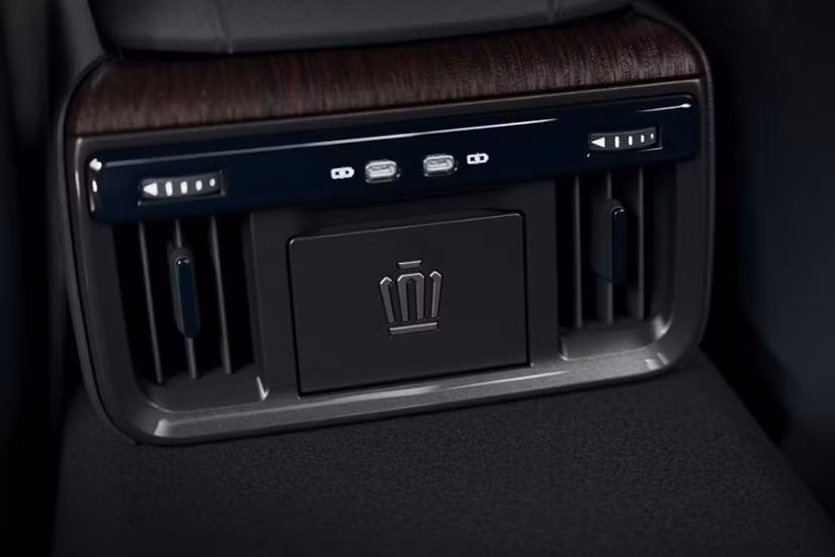 Những trang bị đáng chú ý khác của mẫu xe này gồm có ghế phụ lái chỉnh điện, có thể là 8 hướng, cửa gió điều hòa và 2 cổng USB Type C dành cho hàng ghế sau. Ở giữa ghế sau còn có bệ tì tay tích hợp ngăn chứa đồ khá lớn. Nằm bên dưới nắp ca-pô của Toyota Crown Sedan 2024 ở thị trường Nhật Bản là 2 tùy chọn động cơ.