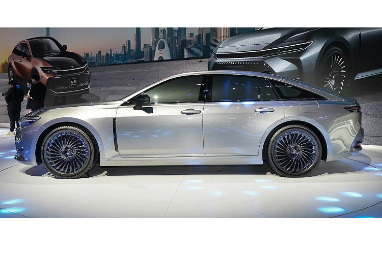 Đến nay, những thông tin cụ thể hơn về Toyota Crown Sedan 2024 mới đã được tung ra, bao gồm cả thời điểm trình làng. Những thông tin này được đăng trên trang web đặc biệt dành riêng cho dòng xe Toyota Crown. Chính thức ra mắt tại Nhật Bản vào mùa thu năm nay, thế hệ mới của mẫu sedan từng được gọi là "xe bộ trưởng" này sẽ dùng cơ sở gầm bệ dẫn động cầu sau với kích thước khá lớn.