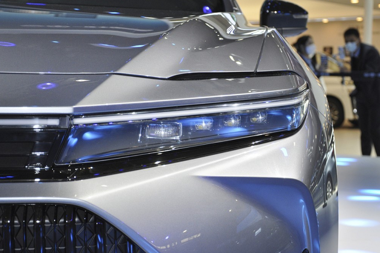 Được áp dụng ngôn ngữ thiết kế mới của hãng Toyota, tương tự cặp đôi ôtô điện bZ3 và bZ4X, mẫu xe này mang trên mình dải đèn LED định vị ban ngày nằm vắt ngang đầu xe. Bên dưới dải đèn này là 2 khe gió hẹp, hộp chứa cảm biến của các hệ thống an toàn chủ động ADAS và đèn pha LED sắc sảo.