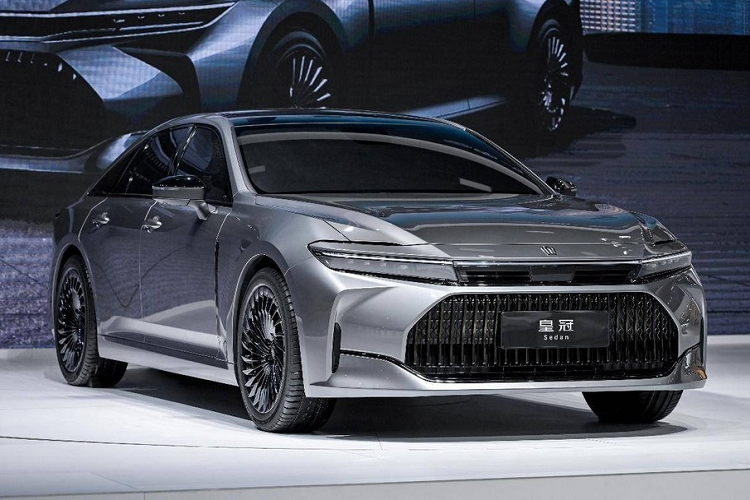 Vào năm ngoái, hãng xe Nhật Bản đã chính thức giới thiệu Toyota Crown thế hệ mới. Ở thế hệ kế tiếp này, dòng xe Crown có tổng cộng 4 phiên bản, bao gồm Toyota Crown Crossover, Crown Sport, Crown Sedan và Crown Estate. Trong đó, mới chỉ có Toyota Crown Crossover đã được bán ra thị trường.