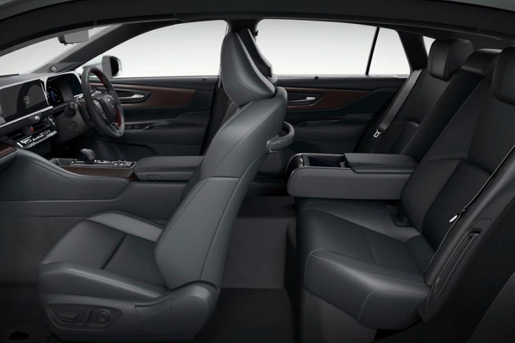 Trước mặt người lái là vô lăng 3 chấu, tích hợp phím chức năng, bảng đồng hồ kỹ thuật số và màn hình cảm ứng trung tâm đều có kích thước 12,3 inch, đặt nổi trên mặt táp-lô. Bên dưới màn hình thông tin giải trí là cửa gió điều hòa trung tâm và các nút bấm cơ học. Vì Toyota Crown Sedan 2024 là xe dẫn động cầu sau nên bên trong xe có trục truyền động chạy dọc khá lớn.