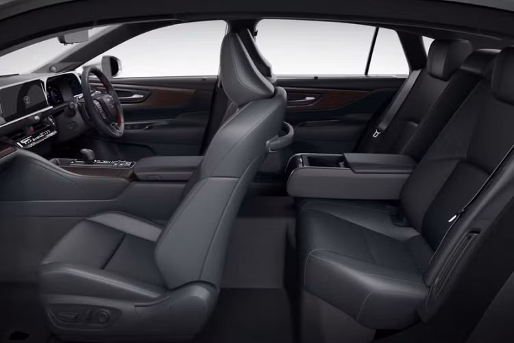 Trước mặt người lái là vô lăng 3 chấu, tích hợp phím chức năng, bảng đồng hồ kỹ thuật số và màn hình cảm ứng trung tâm đều có kích thước 12,3 inch, đặt nổi trên mặt táp-lô. Bên dưới màn hình thông tin giải trí là cửa gió điều hòa trung tâm và các nút bấm cơ học. Vì Toyota Crown Sedan 2024 là xe dẫn động cầu sau nên bên trong xe có trục truyền động chạy dọc khá lớn.