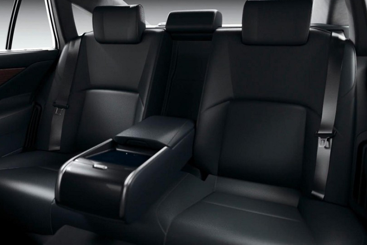 Điều này phần nào ảnh hưởng đến không gian nội thất và khiến cụm điều khiển trung tâm của xe được đặt khá cao, tạo thành vách ngăn giữa 2 ghế trước. Trên cụm điều khiển trung tâm có cần số ngắn, sạc điện thoại không dây, phanh tay điện tử và 2 ngăn đựng cốc. Thêm vào đó là đèn viền được bố trí ở hai đầu mặt táp-lô, cụm điều khiển trung tâm và sàn đặt chân.