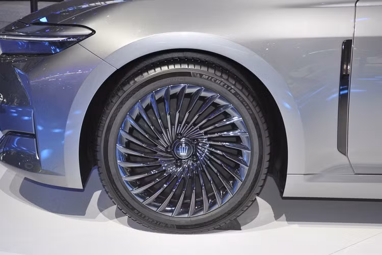 Vòng sang bên sườn, chúng ta sẽ bắt gặp thiết kế mượt mà với 2 đường dập gân kéo dài từ chắn bùn trước đến cửa sau và từ cửa sau đến đèn hậu. Thêm vào đó là ốp gương chiếu hậu, các cột và nẹp giả khe gió sau chắn bùn trước đều sơn màu đen. Tùy theo phiên bản, xe sẽ được trang bị vành có đường kính 19 inch hoặc 20 inch.