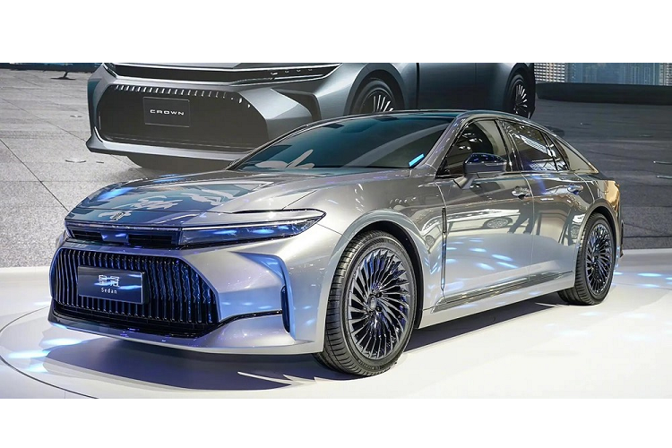 Đầu tiên là hệ truyền động hybrid thế hệ mới. Thứ hai là hệ truyền động chạy bằng pin nhiên liệu hydro (FCEV). Hiện chưa có thông tin cụ thể về 2 loại động cơ này. Chỉ biết rằng, xe sẽ không có hệ dẫn động 4 bánh. Dự đoán, mẫu xe này sẽ chính thức ra mắt trong triển lãm Japan Mobility Show 2023 diễn ra vào cuối tháng 10 năm nay.