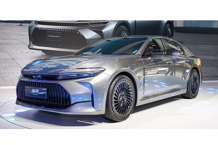 Đầu tiên là hệ truyền động hybrid thế hệ mới. Thứ hai là hệ truyền động chạy bằng pin nhiên liệu hydro (FCEV). Hiện chưa có thông tin cụ thể về 2 loại động cơ này. Chỉ biết rằng, xe sẽ không có hệ dẫn động 4 bánh. Dự đoán, mẫu xe này sẽ chính thức ra mắt trong triển lãm Japan Mobility Show 2023 diễn ra vào cuối tháng 10 năm nay.