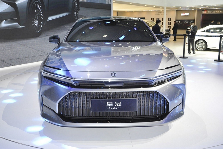 Ngoài ra, thế hệ mới của "xe bộ trưởng" còn có lưới tản nhiệt cỡ lớn với những nan nằm dọc, sơn màu đen bóng. Phía dưới lưới tản nhiệt còn có thêm hốc gió trung tâm hẹp trong khi ở hai góc cản trước là khe gió giả nằm dọc.