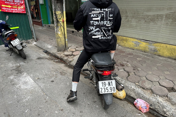 Tuy buộc xe máy, xe đạp phải leo lên vỉa hè để đi lại nhưng chủ đầu tư, nhà thầu không hề hạ thấp, đắp gờ để xe máy, xe đạp đi dưới đường dễ tiếp cận vỉa hè.