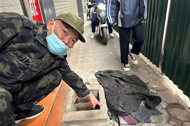 Ông Hùng, hộ dân ở số nhà 110 Lương Thế Vinh phản ánh với PV Tiền Phong, do bị xe máy trèo lên đoạn đi qua công trường nhiều, dẫn đến các nắm hố ga thu nước và hố đựng đồng hồ nước sạch bị vỡ, ảnh hưởng đến việc dẫn nước sinh hoạt vào các hộ dân.