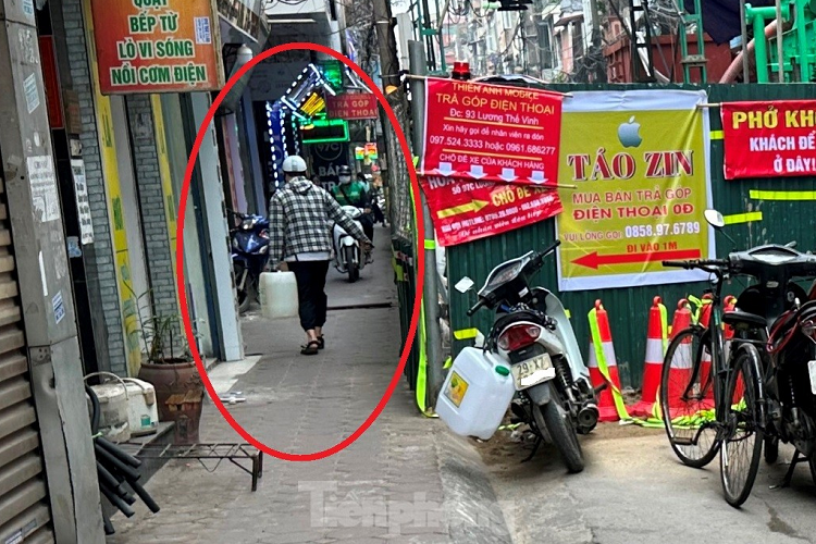 Do công trường thi công và đào xới trên đường, làm ảnh hưởng đến ống nước sạch của một số hộ dân, buộc các hộ dân bị ảnh hưởng phải đi chở nước về sinh hoạt.