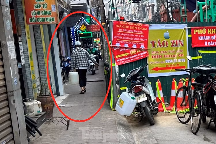 Do công trường thi công và đào xới trên đường, làm ảnh hưởng đến ống nước sạch của một số hộ dân, buộc các hộ dân bị ảnh hưởng phải đi chở nước về sinh hoạt.