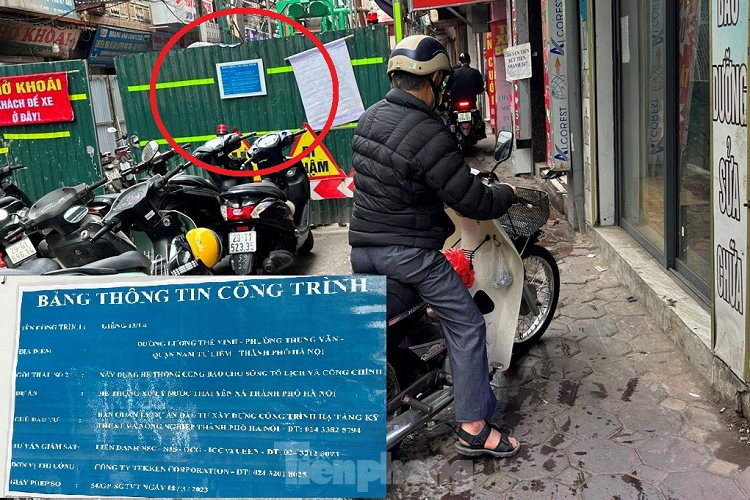 Tuy là dự án trọng điểm cấp thành phố, nhưng bảng chỉ dẫn, thông tin dự án chỉ được nhà đầu tư in kích thước bằng khoảng tờ giấy A4 (ảnh nhỏ), không đúng quy định. Để đọc được thông tin phóng viên phải lại gần chụp ảnh rồi phóng to lên (ảnh nhỏ)