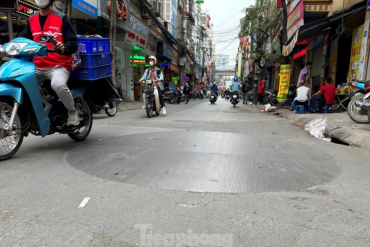 Từ các vị trí đã được khoan thăm dò và đậy tấm sắt lại, trên đường Lương Thế Vinh, dự án sẽ thi công 7 giếng (ga) thu nước, hiện đang thi công 2.