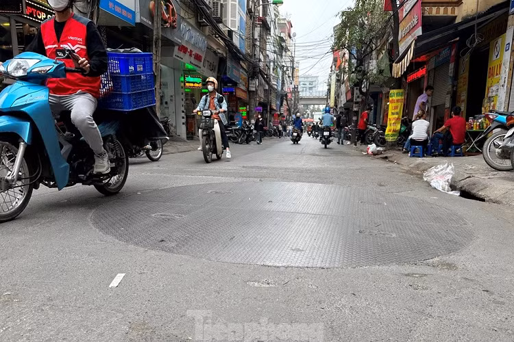 Từ các vị trí đã được khoan thăm dò và đậy tấm sắt lại, trên đường Lương Thế Vinh, dự án sẽ thi công 7 giếng (ga) thu nước, hiện đang thi công 2.