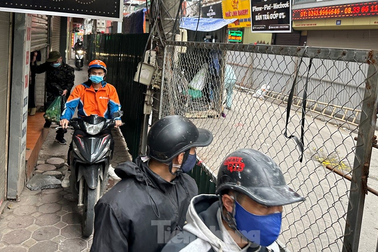 Hàng rào dựng trên phạm vi rộng, chiếm đường lớn, nhưng nhiều đoạn bên trong đang bỏ không nhiều ngày.