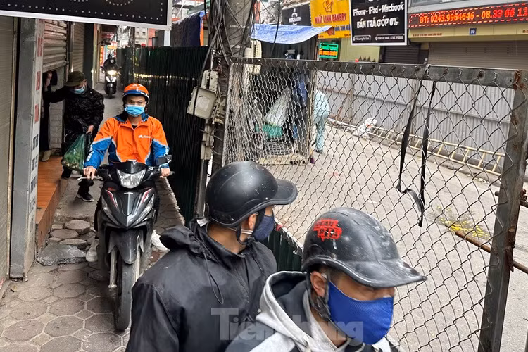 Hàng rào dựng trên phạm vi rộng, chiếm đường lớn, nhưng nhiều đoạn bên trong đang bỏ không nhiều ngày.