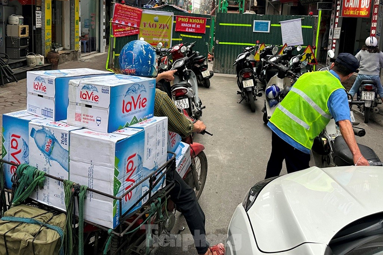 Với những xe máy chở theo hàng thì không thể nào leo lên vỉa hè, "chui" hàng rào để di chuyển qua công trường.