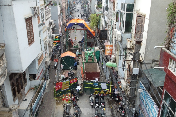 Toàn cảnh công trường hàng rào vừa được dựng lên đoạn từ số số 100 đến 182 Lương Thế Vinh.