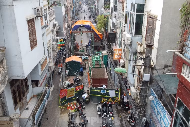 Toàn cảnh công trường hàng rào vừa được dựng lên đoạn từ số số 100 đến 182 Lương Thế Vinh.