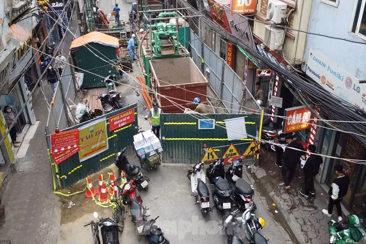 Công trường hàng rào thứ hai mới được hình thành trên đường Lương Thế Vinh chiếm trọn lòng đường và một phần vỉa hè hai bên.