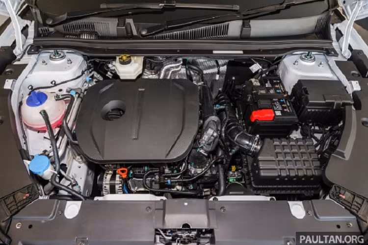 So với các đối thủ cùng phân khúc, Omoda 5 rõ ràng có hệ thống an toàn đầy đủ hơn. Cung cấp sức mạnh cho chiếc SUV này là 2 loại động cơ xăng: Thứ nhất là động cơ xăng 4 xi-lanh, tăng áp, dung tích 1.5L, sản sinh công suất tối đa 156 mã lực và mô-men xoắn cực đại 230 Nm. Động cơ này đi với hộp số tự động biến thiên vô cấp CVT. 