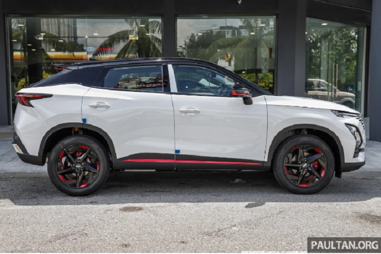 Omoda 5 có phần lưới tản nhiệt tràn viền cỡ lớn được thiết kế khá táo bạo cùng hệ thống đèn 2 tầng trên đầu xe. Bên cạnh đó là dải đèn LED định vị ban ngày hình chữ "T" có thiết kế hẹp.