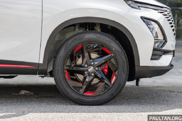 Thân xe được thiết kế dốc về phía sau, kính cửa sổ khá hẹp và bộ vành hợp kim 18 inch với 5 chấu kép sơn 2 màu tương phản. Phía đuôi xe là đèn hậu được thiết kế nằm vắt ngang đuôi xe và 2 đầu ống xả giả hình chữ nhật nằm khá cao. 