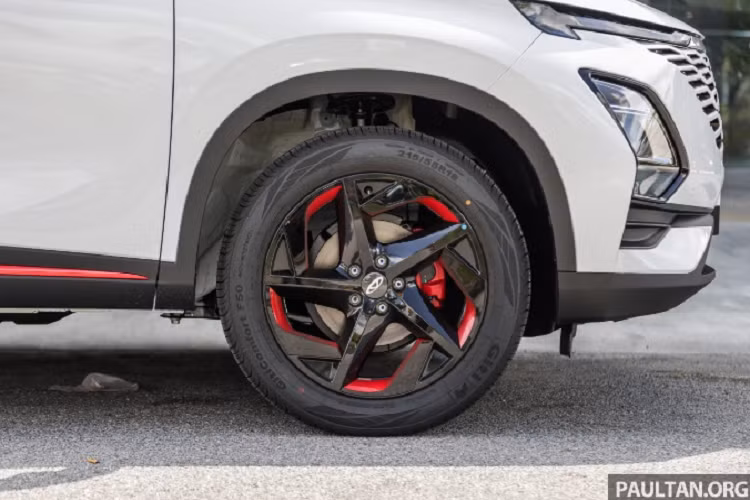 Thân xe được thiết kế dốc về phía sau, kính cửa sổ khá hẹp và bộ vành hợp kim 18 inch với 5 chấu kép sơn 2 màu tương phản. Phía đuôi xe là đèn hậu được thiết kế nằm vắt ngang đuôi xe và 2 đầu ống xả giả hình chữ nhật nằm khá cao. 