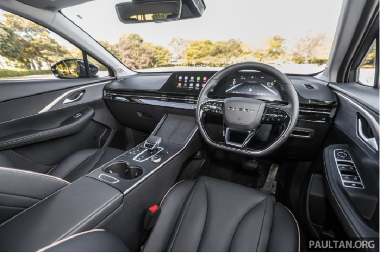 Về nội thất, bên trong khoang cabin của Omoda 5 là không gian hiện đại với điểm nhấn là 2 màn hình 10,25 inch đặt nổi trên mặt táp lô. Không những thế, chiếc SUV này còn được trang bị vô lăng vát đáy khỏe khoắn và ghế thể thao ôm lấy thân người ngồi. Ghế có thể kết hợp nhiều màu sắc với nhau theo đúng tinh thần trẻ trung được áp dụng cho xe. 