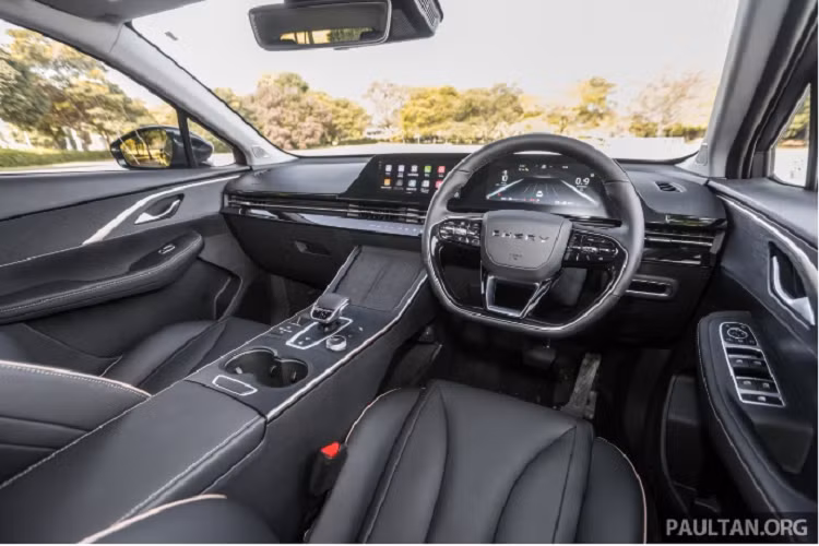 Về nội thất, bên trong khoang cabin của Omoda 5 là không gian hiện đại với điểm nhấn là 2 màn hình 10,25 inch đặt nổi trên mặt táp lô. Không những thế, chiếc SUV này còn được trang bị vô lăng vát đáy khỏe khoắn và ghế thể thao ôm lấy thân người ngồi. Ghế có thể kết hợp nhiều màu sắc với nhau theo đúng tinh thần trẻ trung được áp dụng cho xe. 