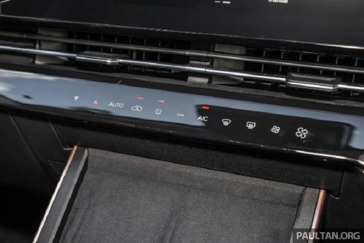 Thứ hai là động cơ xăng 4 xi-lanh, tăng áp, dung tích 1.6L, tạo ra công suất tối đa 197 mã lực và mô-men xoắn cực đại 290 Nm. Động cơ này đồng hành cùng hộp số tự động ly hợp kép 7 cấp. 