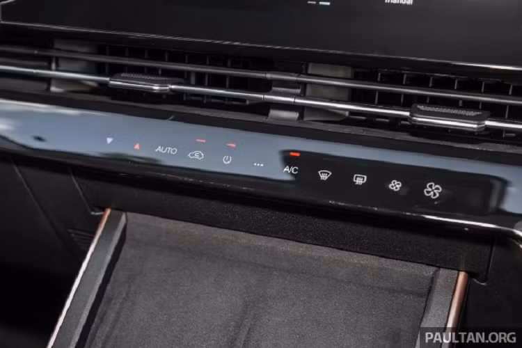 Thứ hai là động cơ xăng 4 xi-lanh, tăng áp, dung tích 1.6L, tạo ra công suất tối đa 197 mã lực và mô-men xoắn cực đại 290 Nm. Động cơ này đồng hành cùng hộp số tự động ly hợp kép 7 cấp. 