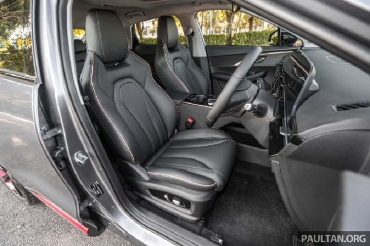 Bên cạnh sự tiện nghi và hiện đại, Omoda 5 còn có những trang bị an toàn như: hệ thống an toàn chủ động ADAS bao gồm hệ thống kiểm soát hành trình thích ứng, hỗ trợ lái xe khi tắc đường, camera 360 độ, hệ thống phát hiện, cảnh báo điểm mù, cảnh báo phương tiện cắt ngang khi lùi, hỗ trợ chuyển làn đường, cảnh báo chệch làn đường, ngăn chệch làn đường và giữ làn đường khẩn cấp. 