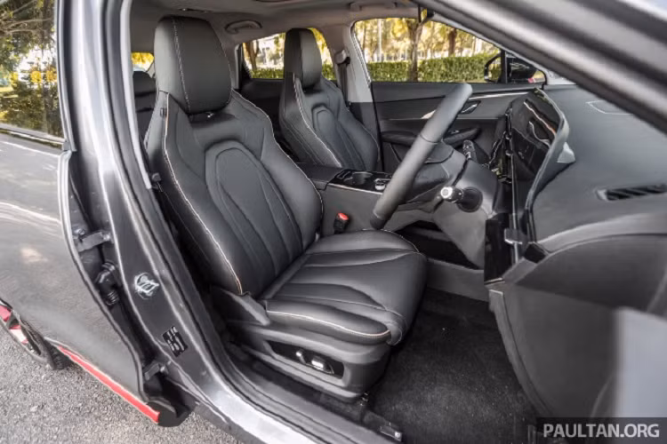 Bên cạnh sự tiện nghi và hiện đại, Omoda 5 còn có những trang bị an toàn như: hệ thống an toàn chủ động ADAS bao gồm hệ thống kiểm soát hành trình thích ứng, hỗ trợ lái xe khi tắc đường, camera 360 độ, hệ thống phát hiện, cảnh báo điểm mù, cảnh báo phương tiện cắt ngang khi lùi, hỗ trợ chuyển làn đường, cảnh báo chệch làn đường, ngăn chệch làn đường và giữ làn đường khẩn cấp. 