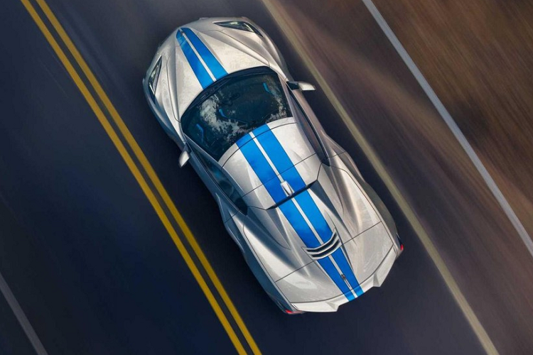 "Trái tim" của Chevrolet Corvette E-Ray 2024 là hệ truyền động hybrid thông thường thay vì plug-in hybrid như nhiều mẫu xe thể thao khác hiện đang bán trên thị trường. Hệ truyền động của mẫu xe nhà Chevrolet bao gồm máy xăng V8, dung tích 6.2L lấy từ Corvette Stingray, hộp số tự động ly hợp kép 8 cấp và mô-tơ điện mạnh 160 mã lực/169 Nm.