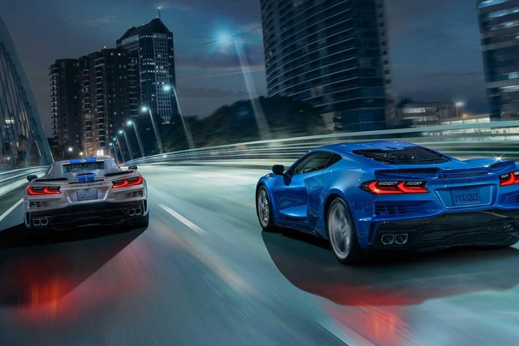 Tương tự các phiên bản còn lại của dòng Chevrolet Corvette 2024, mẫu xe hybrid này cũng có những công nghệ hỗ trợ lái như hỗ trợ giữ làn đường, cảnh báo lệch làn đường, cảnh báo tiền va chạm và phanh khẩn cấp tự động.Tại thị trường Mỹ, giá xe Chevrolet Corvette E-Ray 2024 có mức khởi điểm từ 104.295 USD cho cấu hình coupe và 111.295 USD cho cấu hình mui trần.