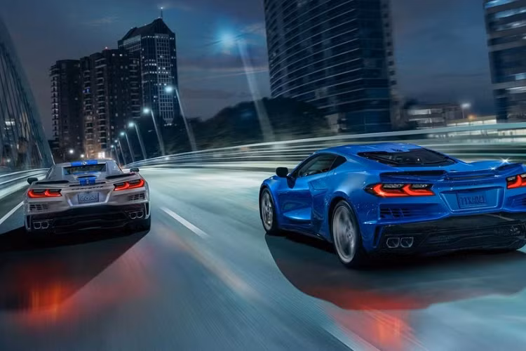 Tương tự các phiên bản còn lại của dòng Chevrolet Corvette 2024, mẫu xe hybrid này cũng có những công nghệ hỗ trợ lái như hỗ trợ giữ làn đường, cảnh báo lệch làn đường, cảnh báo tiền va chạm và phanh khẩn cấp tự động.Tại thị trường Mỹ, giá xe Chevrolet Corvette E-Ray 2024 có mức khởi điểm từ 104.295 USD cho cấu hình coupe và 111.295 USD cho cấu hình mui trần.