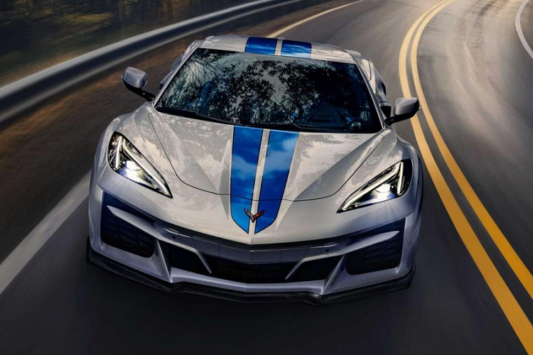 Cũng như mọi phiên bản khác trong dòng xe Mỹ này, Chevrolet Corvette E-Ray 2024 sẽ có 2 cấu hình là coupe và mui trần. Bên ngoài, Chevrolet Corvette E-Ray 2024 mượn một số chi tiết thiết kế của đàn anh Corvette Z06 như thân xe rộng hơn và dài hơn 91 mm.