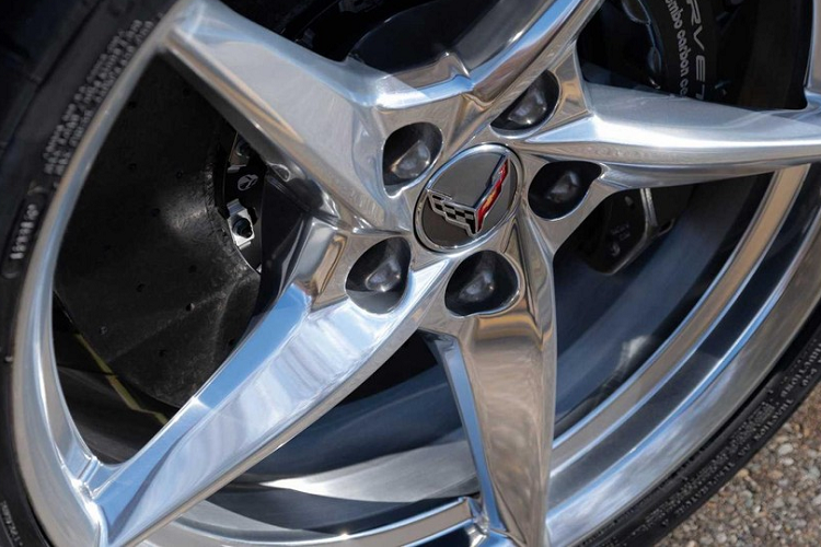 Ngoài ra, Chevrolet Corvette E-Ray 2024 còn được trang bị vành la-zăng 5 chấu mới, dành riêng cho xe. Tổng cộng, mẫu xe này có 4 loại vành bằng nhôm và 1 vành bằng sợi carbon để khách hàng chọn. Vành sẽ đi kèm với bộ lốp 4 mùa Michelin Pilot Sport có kích thước 275/30ZR-20 trước và 345/25ZR-21 sau.