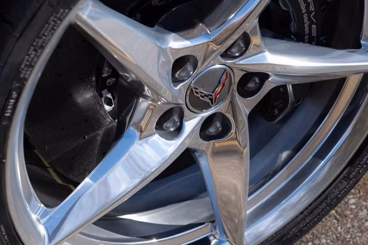 Ngoài ra, Chevrolet Corvette E-Ray 2024 còn được trang bị vành la-zăng 5 chấu mới, dành riêng cho xe. Tổng cộng, mẫu xe này có 4 loại vành bằng nhôm và 1 vành bằng sợi carbon để khách hàng chọn. Vành sẽ đi kèm với bộ lốp 4 mùa Michelin Pilot Sport có kích thước 275/30ZR-20 trước và 345/25ZR-21 sau.